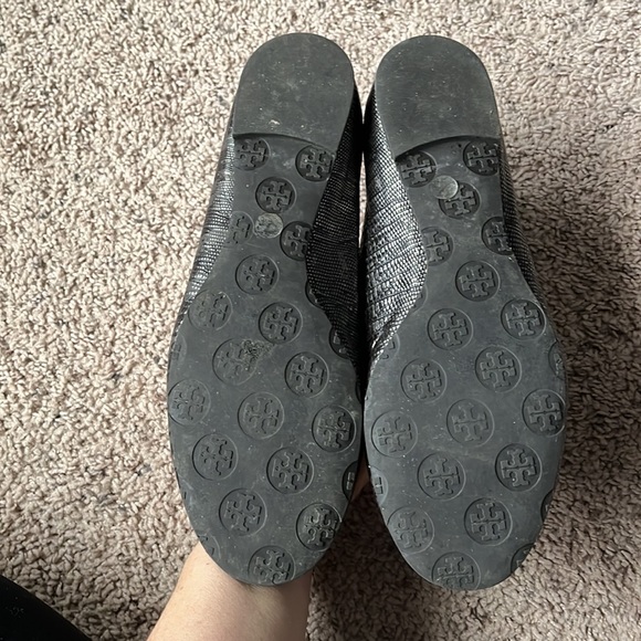 Tory Burch Reva Metal Logo Metallic Lizard flats in Pewter size 9 - Picture 2 of 12